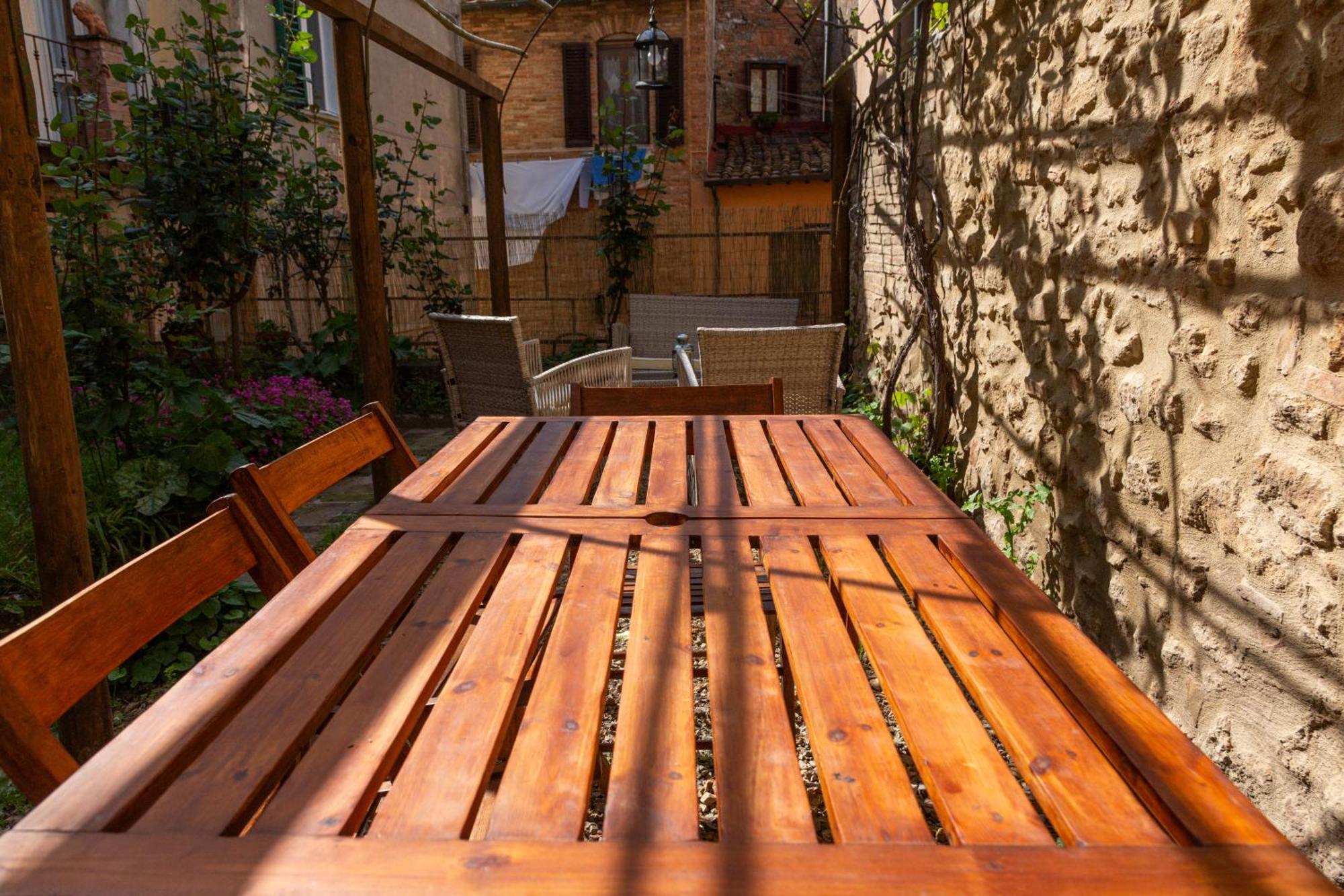 Il Cantuccio- Appartamento In Centro Con Giardino Volterra Bagian luar foto