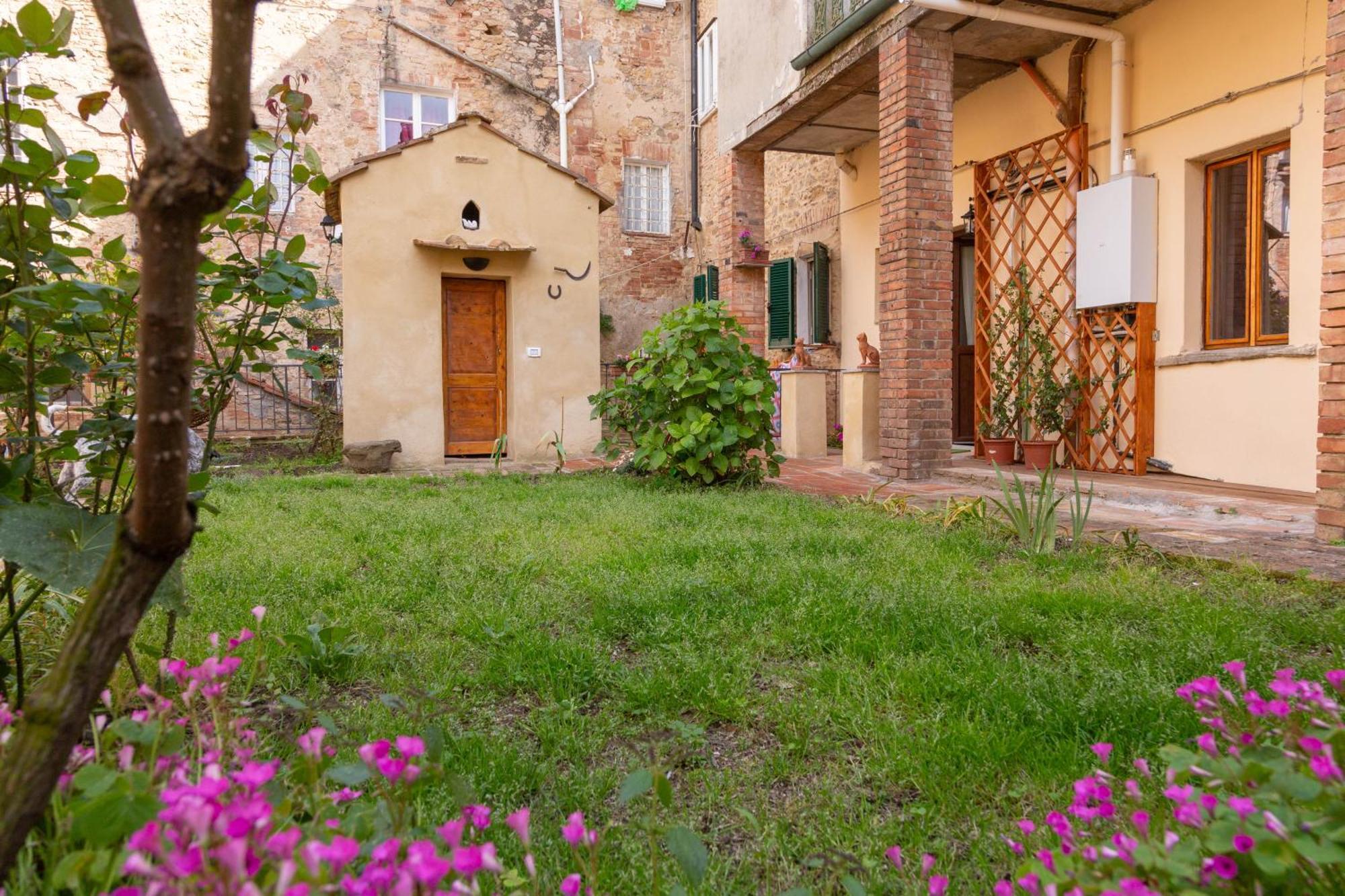 Il Cantuccio- Appartamento In Centro Con Giardino Volterra Bagian luar foto