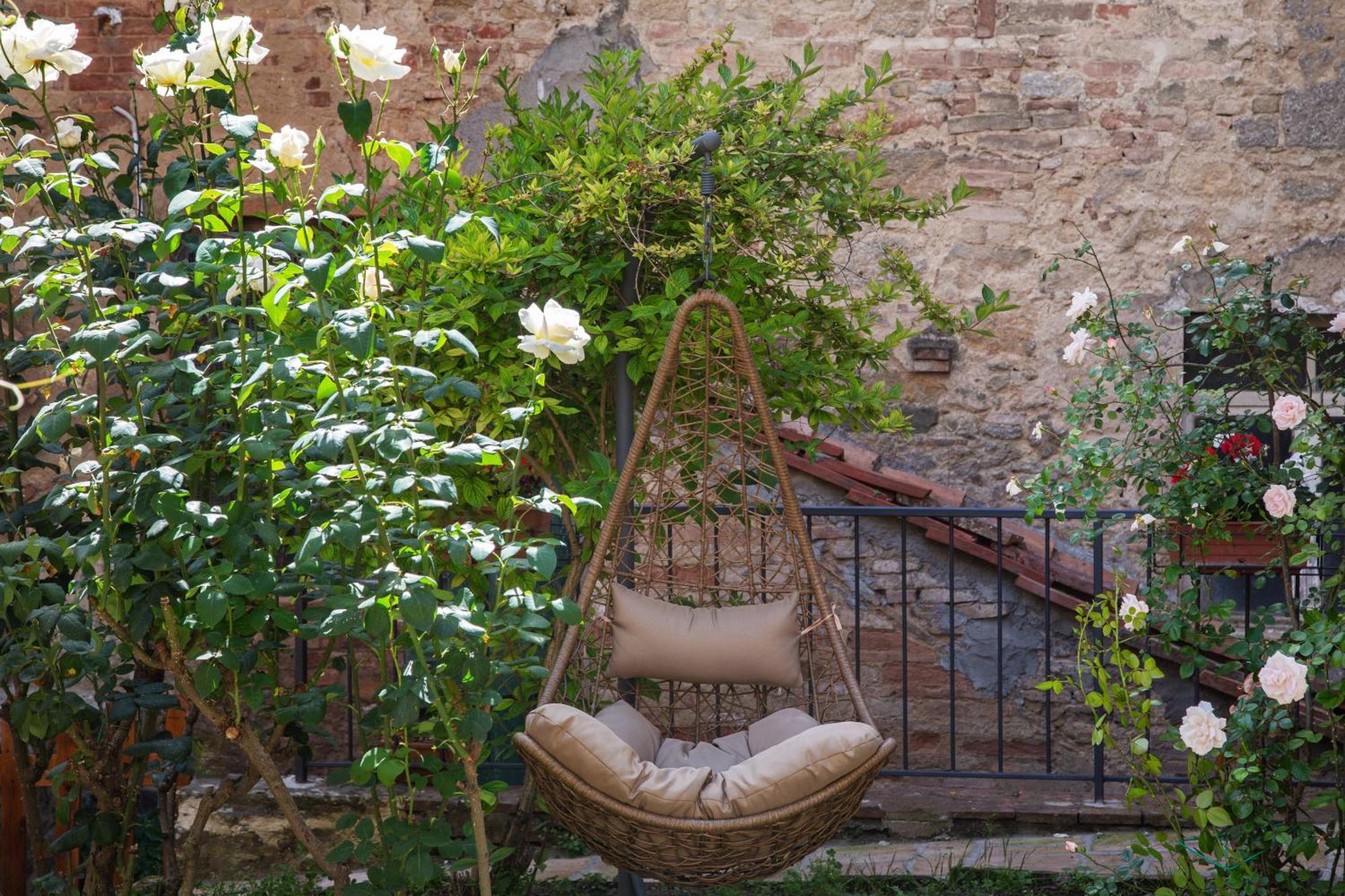 Il Cantuccio- Appartamento In Centro Con Giardino Volterra Bagian luar foto