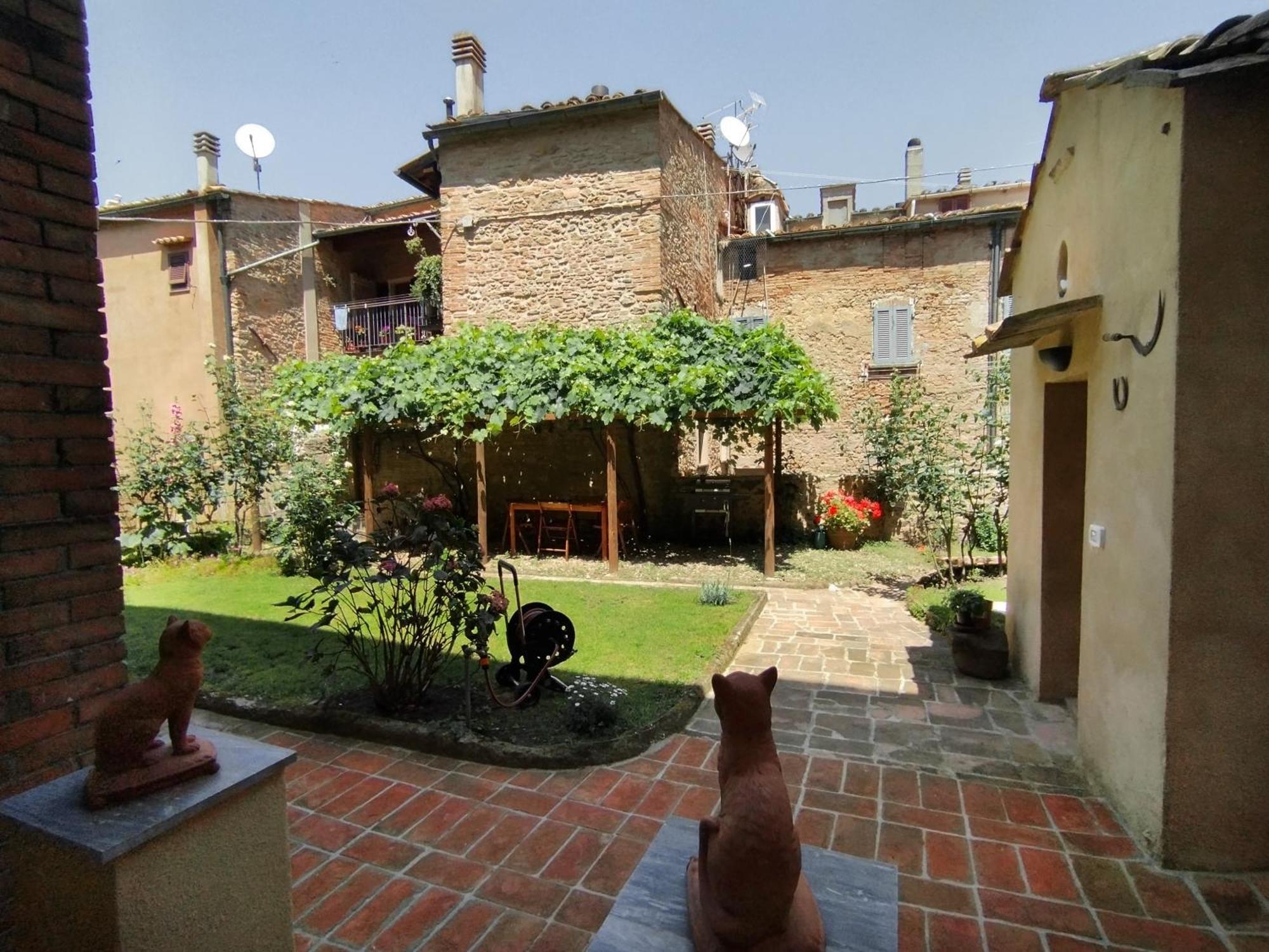 Il Cantuccio- Appartamento In Centro Con Giardino Volterra Bagian luar foto
