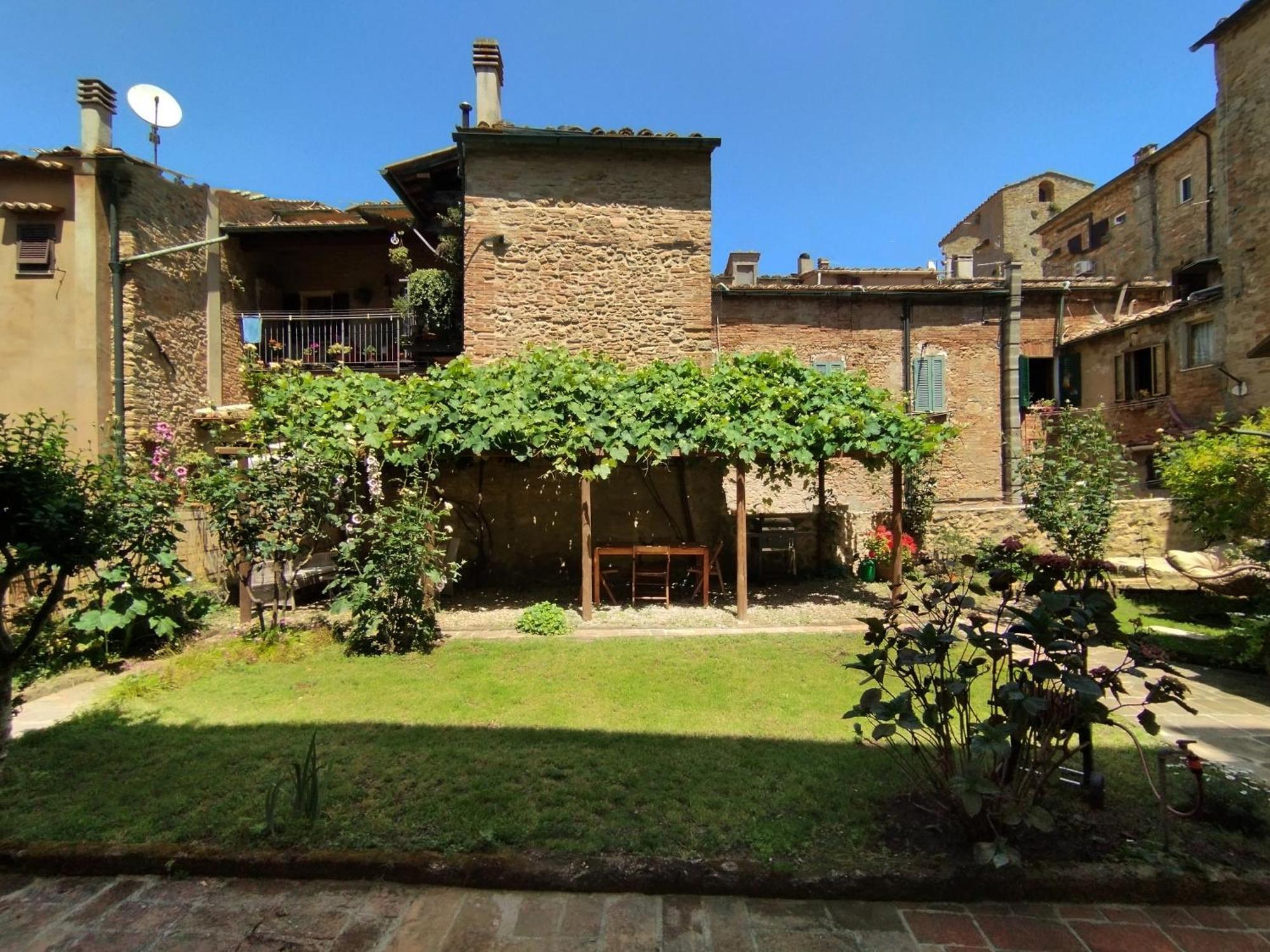 Il Cantuccio- Appartamento In Centro Con Giardino Volterra Bagian luar foto