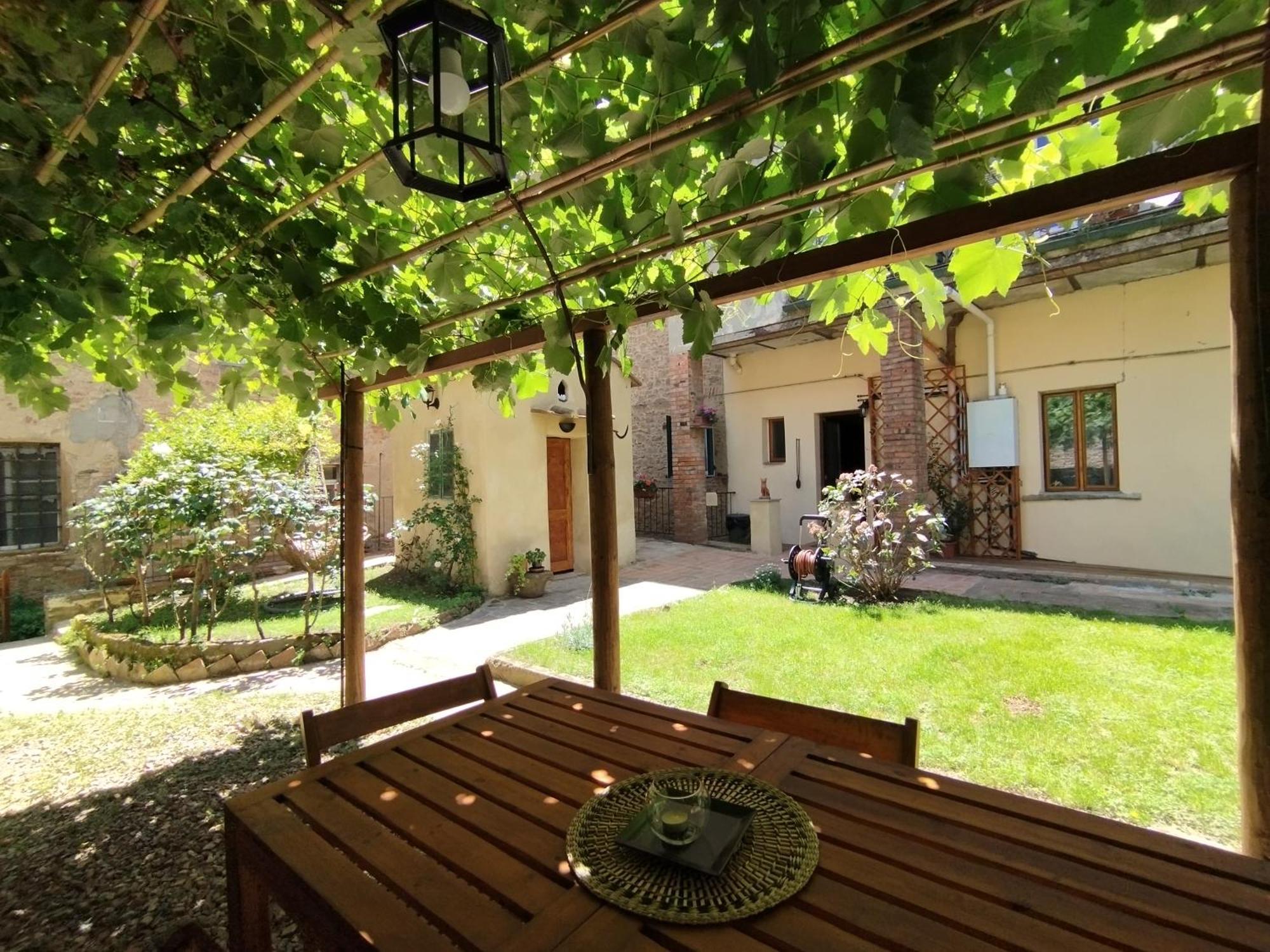 Il Cantuccio- Appartamento In Centro Con Giardino Volterra Bagian luar foto